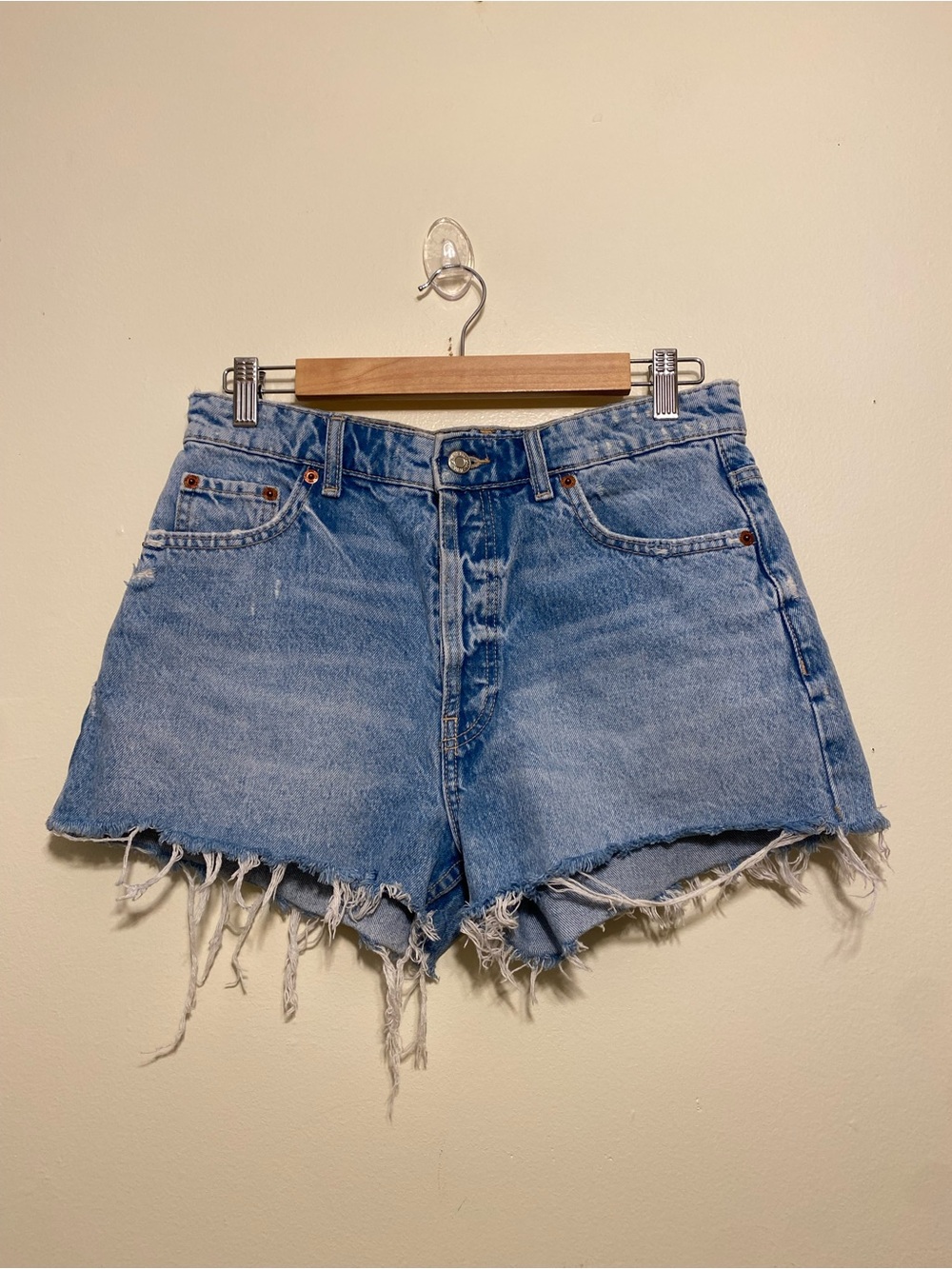 Zara High-Rise Frayed Hem Denim Shorts - Light Blue. Size 6